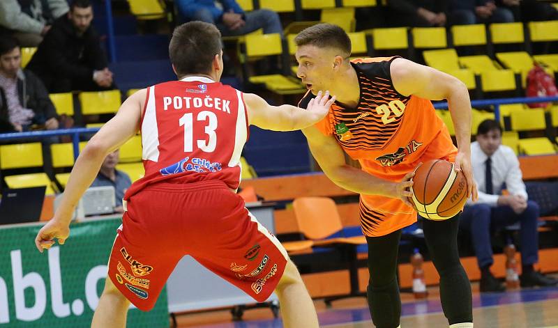 Utkání basketbalistů Ústí (v oranžovém) proti Pardubicím