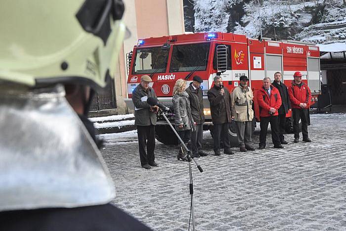 Nový hasičský speciál Tatra 815/7 převzala jednotka SDH ve Hřensku.