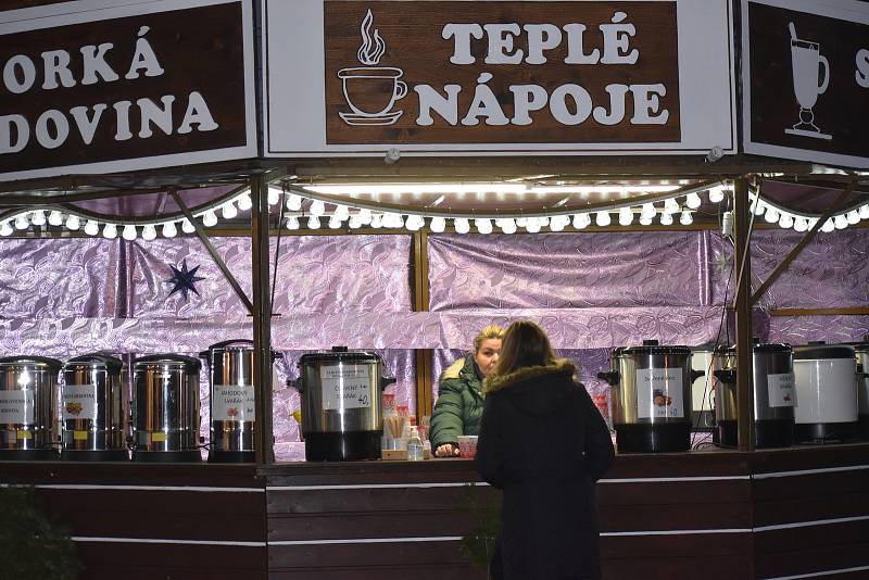 V pátek 26. listopadu začaly Adventní trhy na ústeckém Lidickém a Kostelním náměstí. Kvůli vládním nařízením ale musely už v 18:00 skončit. Trvaly tedy pouhý den.