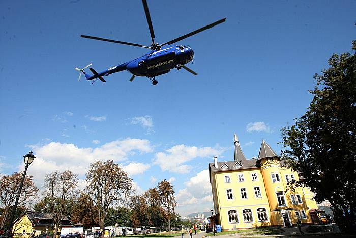 Vrtulník společnosti Aerocentrum při napínání montážního lana pro lanovku na Větruši.