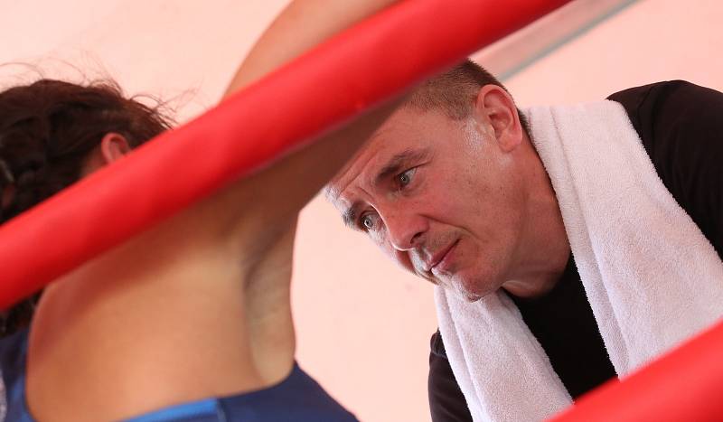 Exhibiční akce boxera Lukáše Konečného v restauraci Eden. Poslední zápas těžké váhy a dva zápasy žen.