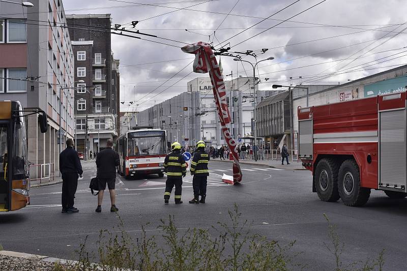 Vítr zastavil i dopravu v centru Ústí nad Labem. Plakát se zamotal do trakčního vedení a odstranit ho museli technici s asistencí hasičů.