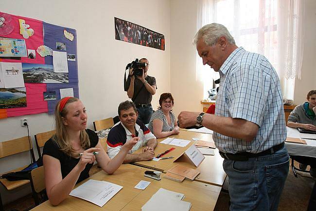 Volby v Ústí začaly! Dorazil i Miloš Zeman.