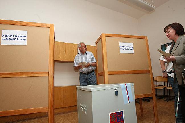 Volby v Ústí začaly! Dorazil i Miloš Zeman.