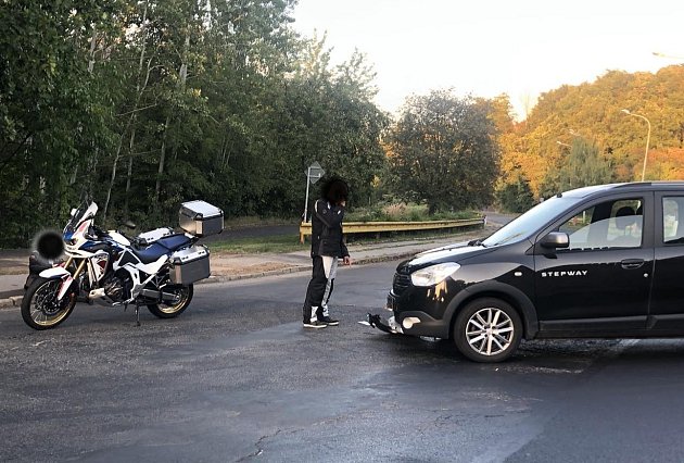 Na Střekově u hřbitova vrazilo auto do motorkáře, nehoda komplikovala provoz
