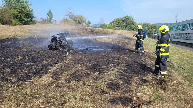 Na Klíši zasahovali hasiči, zahradní traktor skončil v plamenech.