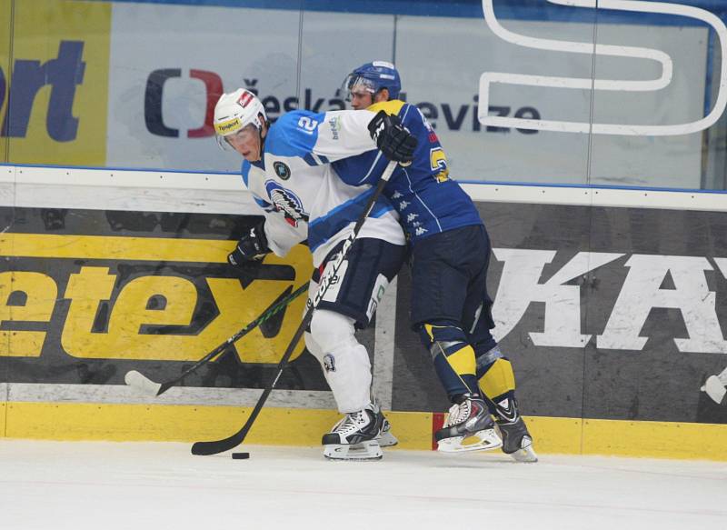 Ústečtí hokejisté (tmavě modří) prohráli na ledě Plzně 1:4. 
