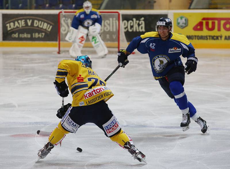 Ústečtí hokejisté (modří) v přípravě porazili Lausitzer Füchse 5:2.