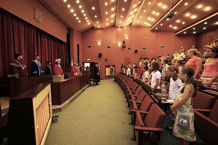 Cyklus přednášek pro mladé studenty Teen Age University (TAU) odstartoval exkurzí do středověkého města. Univerzita J. E. Purkyně by programem TAU chtěla přiblížila žákům základních a středních škol fungování na univerzitě.Imatrikulace žáků.