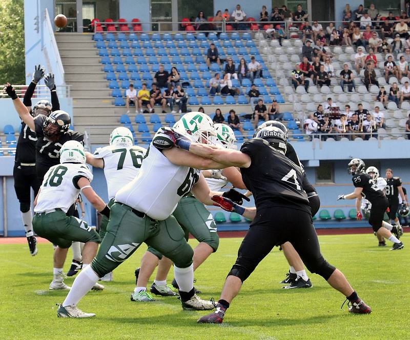 Paddock liga 2019. Ústečtí Blades (černé dresy) přehráli při prvním utkání na městském stadionu Alligators Brno (bílo-zelené dresy) 30:0.