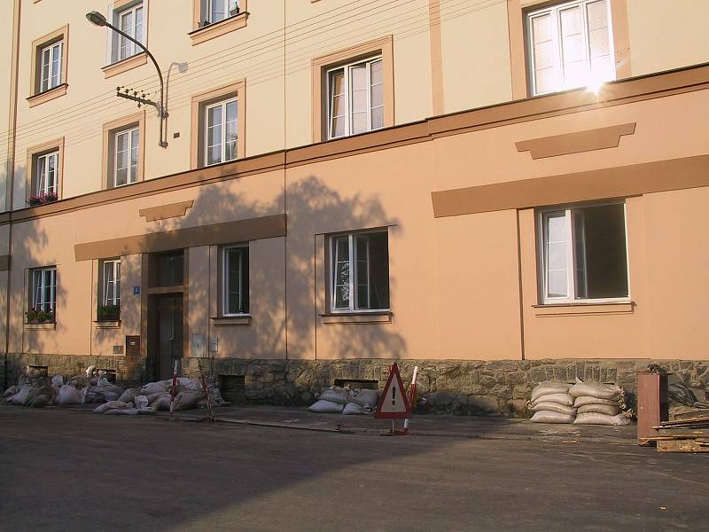 V ulici Křižíkova v Krásném Březně začali lidé likvidovat v úterý 20. srpna 2002 následky povodní.