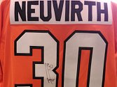 Dres Philadelphie s podpisem Michala Neuvirtha výherce vydražil za 3700 Kč.