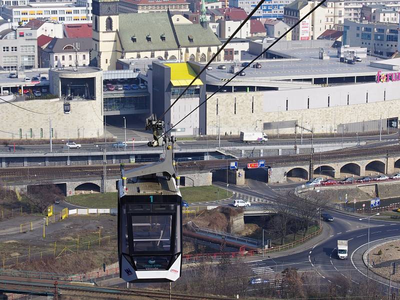 Kabina lanovky na Větruši. Březen 2016