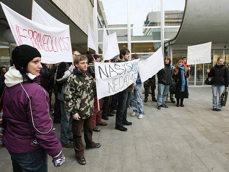 Protesty před krajským úřadem proti slučování škol. 