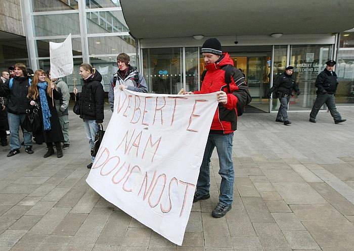 Protesty před krajským úřadem proti slučování škol. 