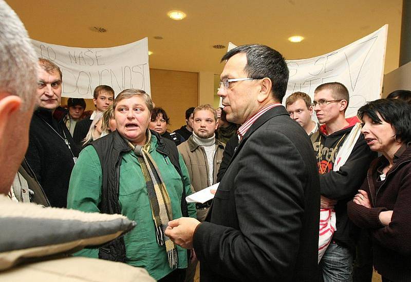 Protesty před krajským úřadem proti slučování škol. 