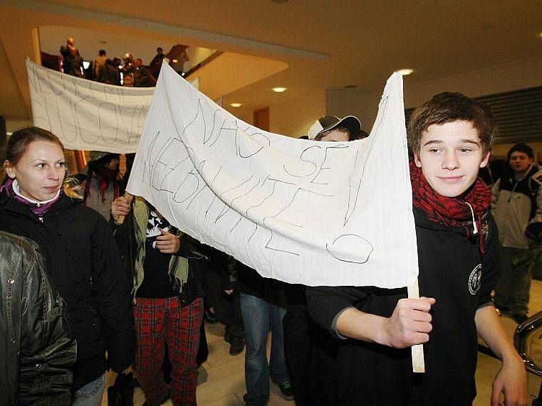 Protesty před krajským úřadem proti slučování škol. 