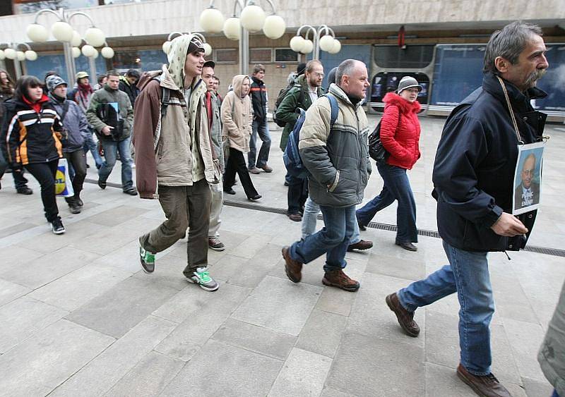 Protesty před krajským úřadem proti slučování škol. 