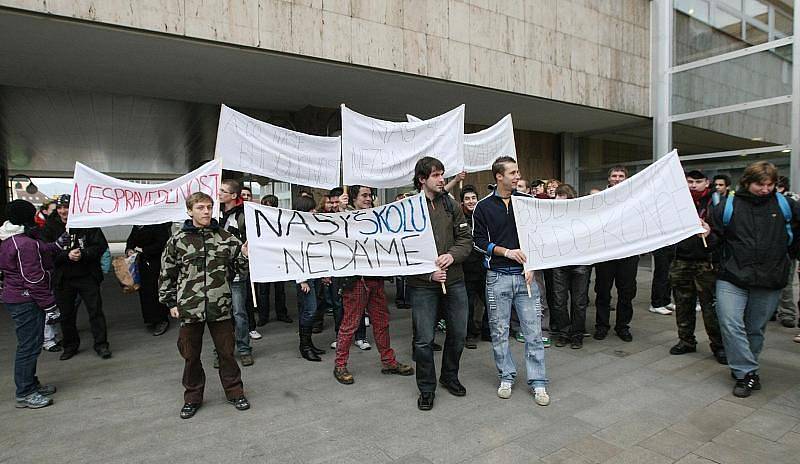 Protesty před krajským úřadem proti slučování škol. 