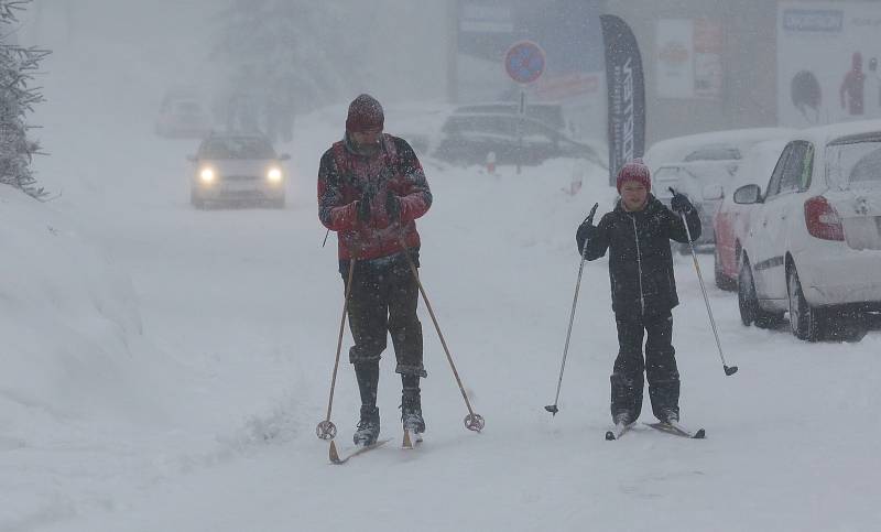 Pokus o spuštění vleků a lanovky nevyšel. Policie podle nařízení vlády o šíření koronaviru spuštění zakázala. Lidé proto vyrazili na sjezdovky po svých, jen počasí nepřálo, hustě sněžilo a foukal ledový vítr.