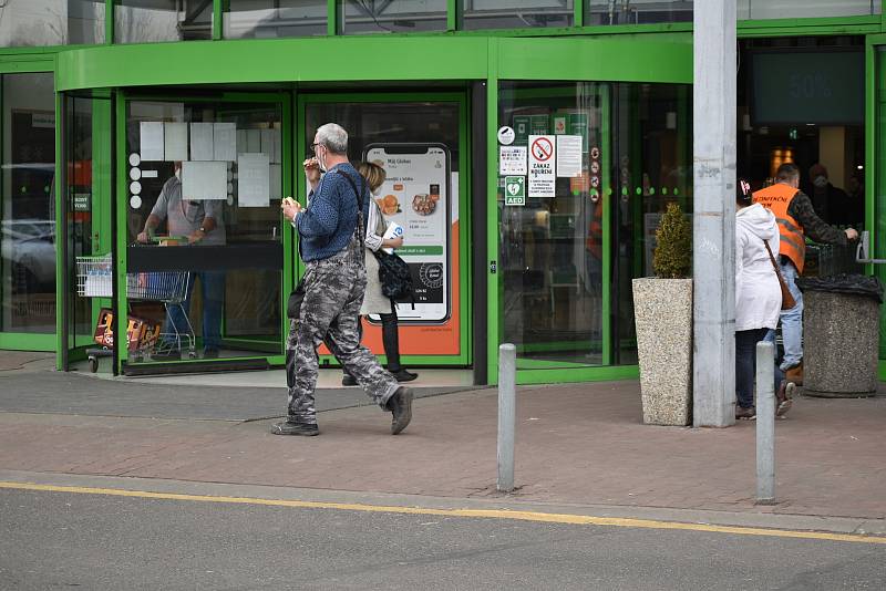 První dubnový den vyrazili lidé z Ústí nad Labem v hojném počtu za nákupy. Důvodem byl páteční a pondělní svátek, kdy budou zavřené veškeré obchody. Žádané byly potraviny a potřeby pro zahrádkáře a kutily.