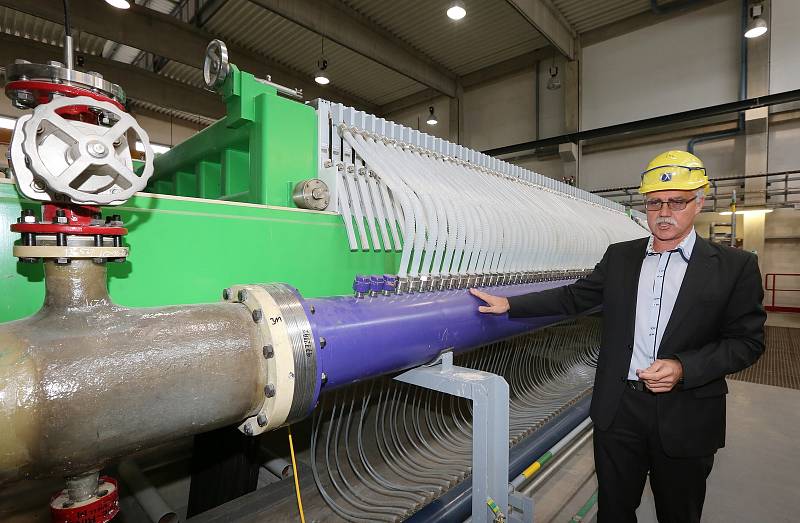 Novou technologie membránové elektrolýzy ve Spolchemii v Ústí nad Labem představil generální ředitel Daniel Tamchyna ( v kravatě) a výrobní ředitel Jan Dlouhý (s knírkem).