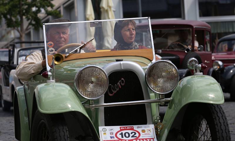 Veteráni jako ze škatulky, tak vypadal další ročník Ústecké rallye. Více než stovka historických motocyklů a automobilů vyrazila v sobotu na silnice Ústecka a Teplicka.