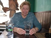Seniorka Alena Müllerová je jako předsedkyně Svazu tělesně postižených seniorů v ústeckém Krásném Březně i ve svých 85 letech stále aktivní.