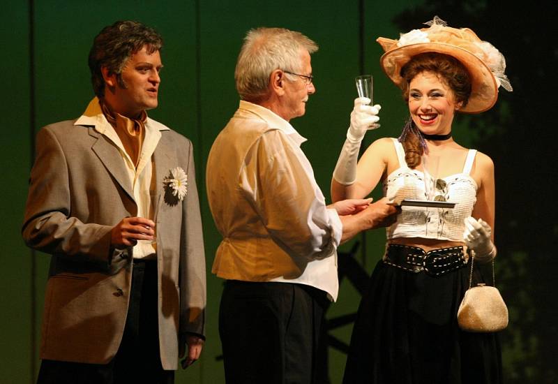Hlavní role v operetě Vinobraní hrají tenor Jaroslav Kovács a Anna Klamo, sólistka Severočeského divadla opery a baletu, která za roli kněžky Lakmé získala Cenu Thálie 2011.