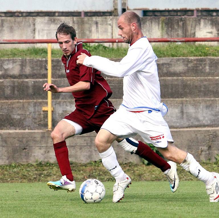 Fotbalisté Trmic (vínové dresy) doma porazili Chabařovice 3:1.