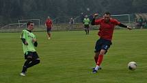 Fotbalisté Junioru Děčín (červené dresy) doma porazili Svádov 3:1.