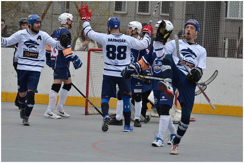 Hokejbalisté Elby Ústí nad Labem (v tmavém) podlehli ve 3. čtvrtfinále extraligy Kladnu 1:5. Foto: Miroslav Vlach