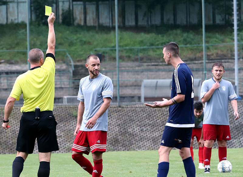 Fotbalisté Českého Lva Neštěmice (šedočervení) zahájili nový ročník I.A třídy vítězstvím nad FK Bílina (modří) 3:1.