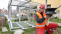 Technik Tomáš Celar kontroluje jednotlivé díly záchranné kabiny budoucí lanovky.