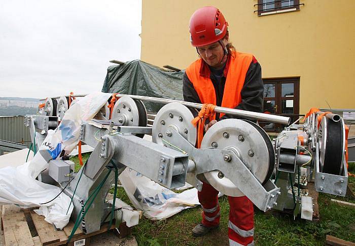 Technik Tomáš Celar kontroluje jednotlivé díly záchranné kabiny budoucí lanovky.