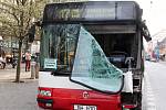 Nehoda dvou autobusů v centru Ústí 3. dubna