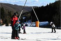 Silný vítr lyžaře neodradil, na Telnici bylo v sobotu plno.