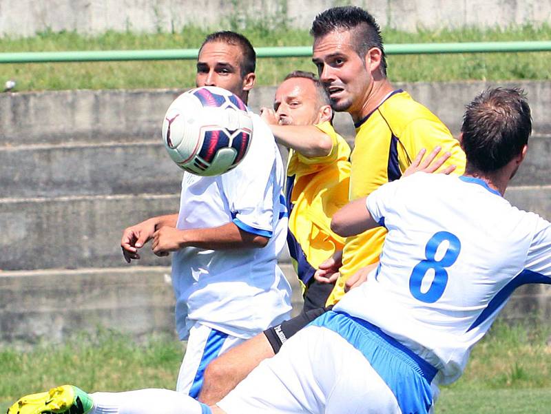 Fotbalisté Trmic (ve žlutočerném) doma smetli Chlumec 9:1.