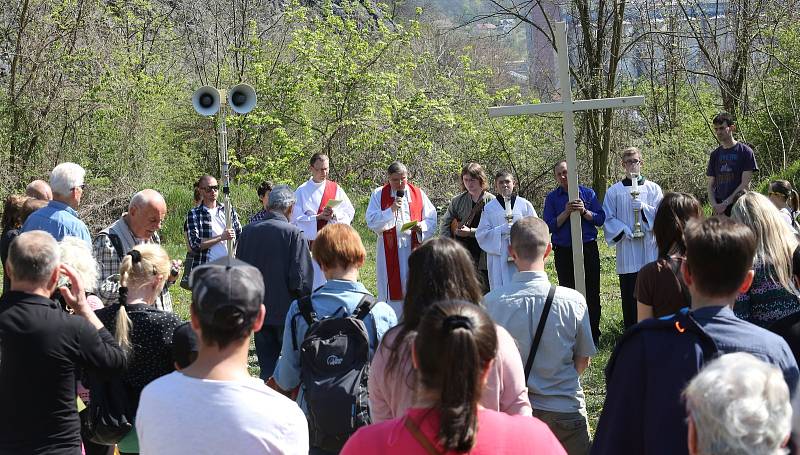 Představitelé církve v Ústí nad Labem odpoledne vystoupili na Mariánskou skálu.