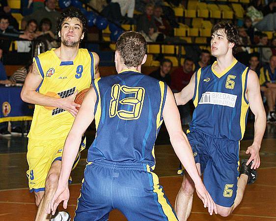 Ústečtí basketbalisté (žluté dresy) doma podlehli Opavě B těsně o dva body.