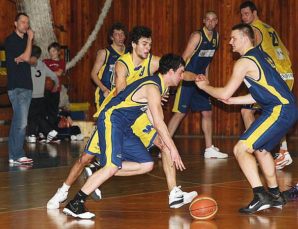 Ústečtí basketbalisté (žluté dresy) doma podlehli Opavě B těsně o dva body.