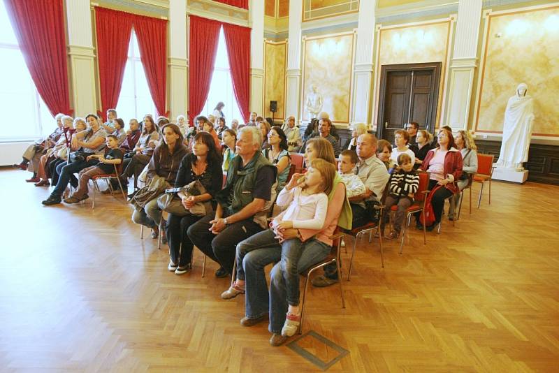 Komentované prohlídky ve stylu první republiky přilákaly do ústeckého muzea stovky lidí.