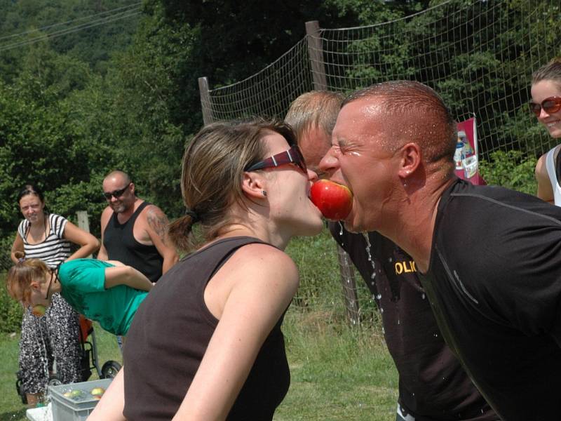V Libouchci soutěžící drželi jablka v zubech a běhali na lyžích.