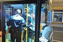 Dopravní podnik města provedl noční kontrolu jízdenek za pomoci strážníků městské policie přímo ve vozidlech MHD.