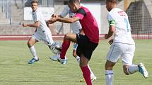 Ústečtí fotbalisté (bílé dresy) doma porazili Chomutov 2:1.