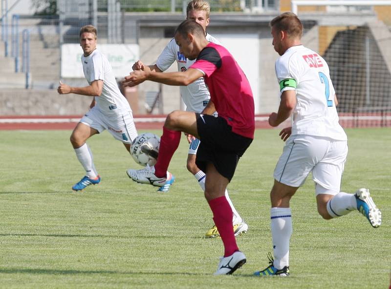 Ústečtí fotbalisté (bílé dresy) doma porazili Chomutov 2:1.