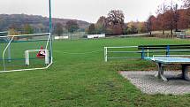 Fotbalové hřiště v Hostovicích je kuriózní sklonem v podélném i příčném směru. Pohled od kabin