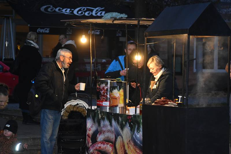 V pátek 26. listopadu začaly Adventní trhy na ústeckém Lidickém a Kostelním náměstí. Kvůli vládním nařízením ale musely už v 18:00 skončit. Trvaly tedy pouhý den.