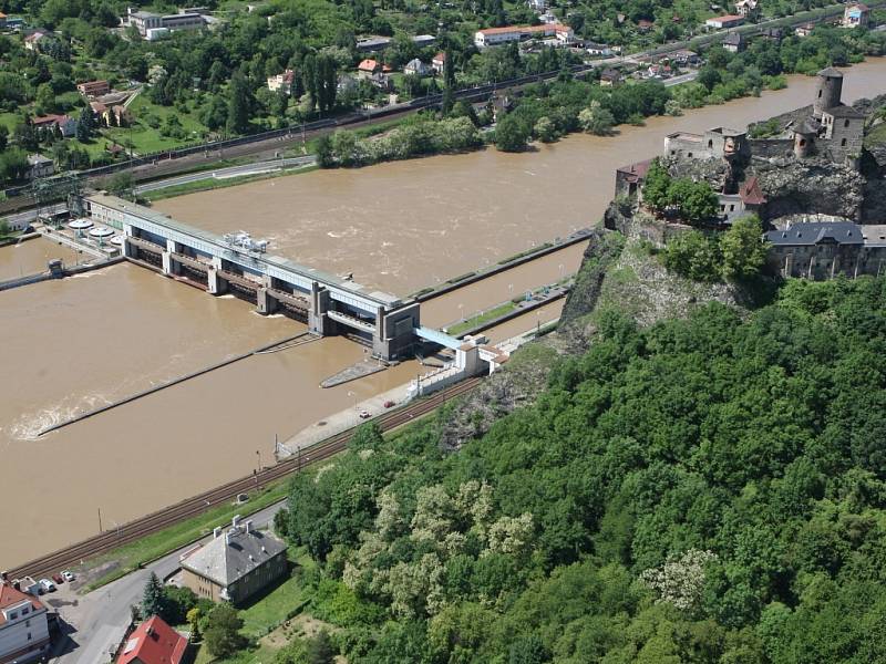 Velká voda v Ústí nad Labem na leteckém snímku, středa 5. června 2013.