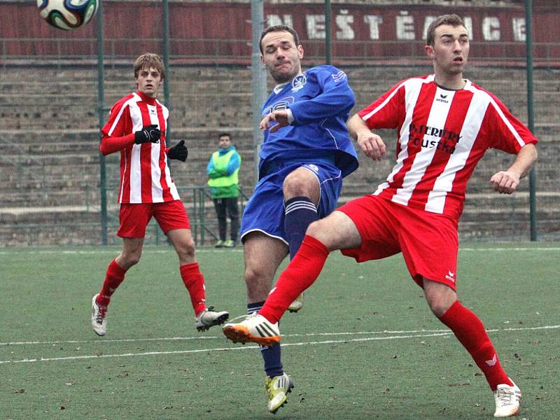 Fotbalisté Neštěmic (modří) doma porazili Štětí 2:1.